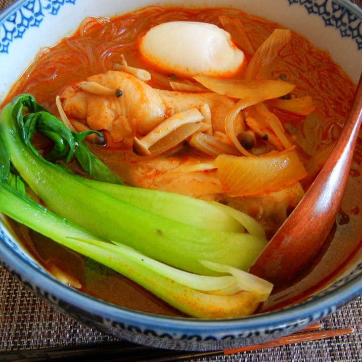 鶏手羽元のトムヤムラーメン